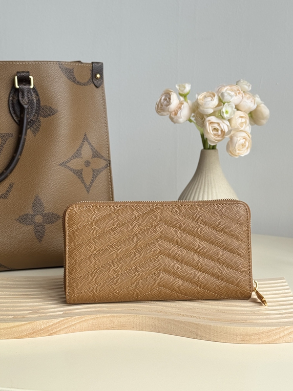 イヴサンローラン財布背面デザイン